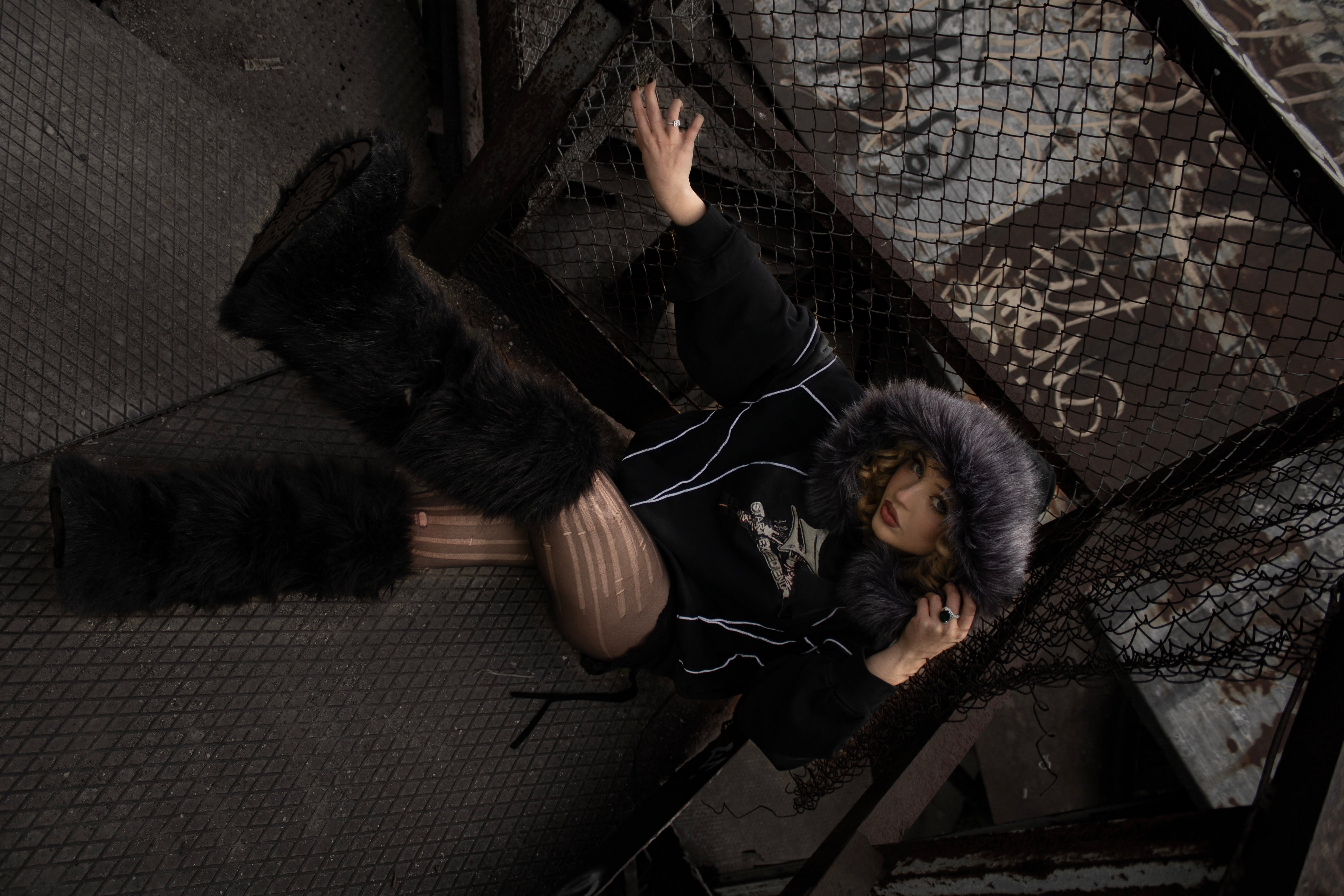 Korean Fashion für Frauen — editorial Look mit monochromer Farbpalette