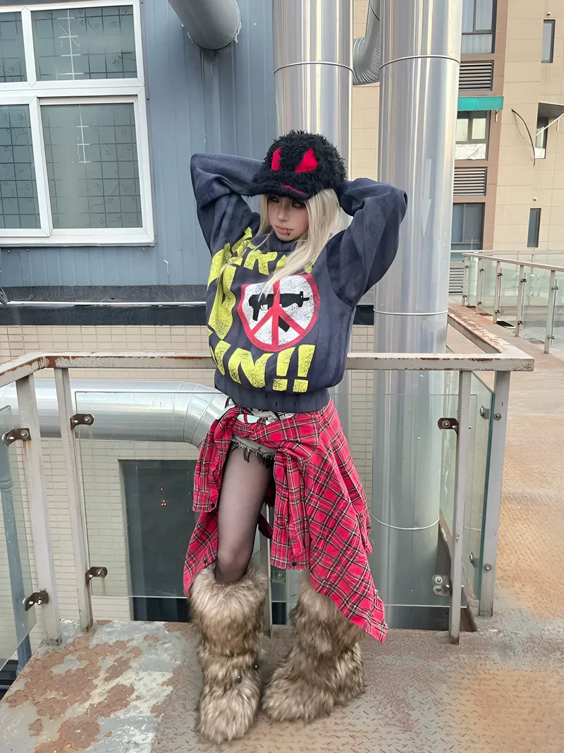 2000er Harajuku Fashion Outfit mit Grafik-Hoodie, Tartan-Rock und flauschiger Cap
