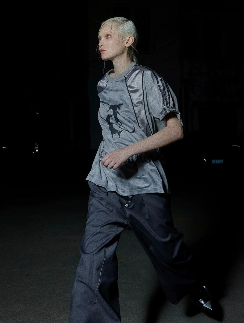 Rave Fashion Brands: Graphic-Jersey aus der Berliner Funktionsschule, dunkel und technisch