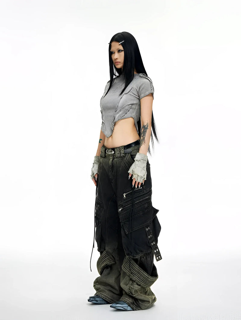 Streetwear Y2K Outfit mit gradient Cargo-Pants und Graphic-Tee von Fūga Studios