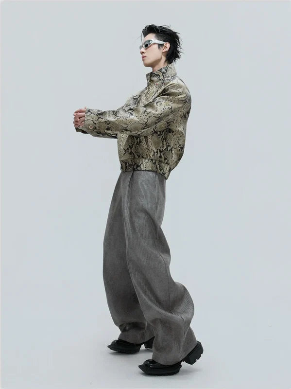 McBling Style Look mit glänzender Snakeskin-Jacke und Chrom-Sonnenbrille