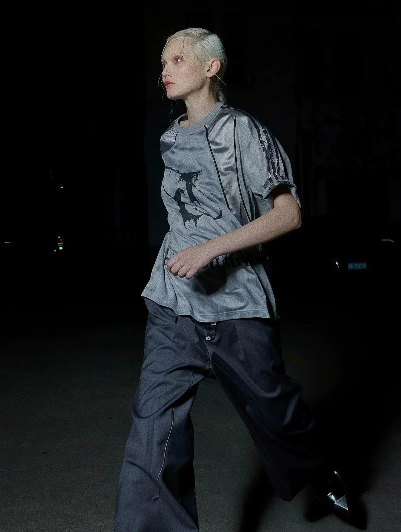 Y2K Cyber Fashion 2026: Future-Retro Style trifft digitale