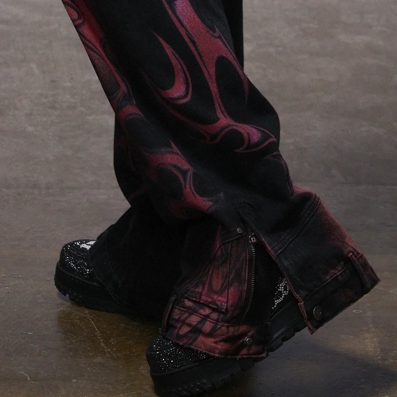 Y2K Theme Outfit — Flammen-Jeans bei Fuga Studios