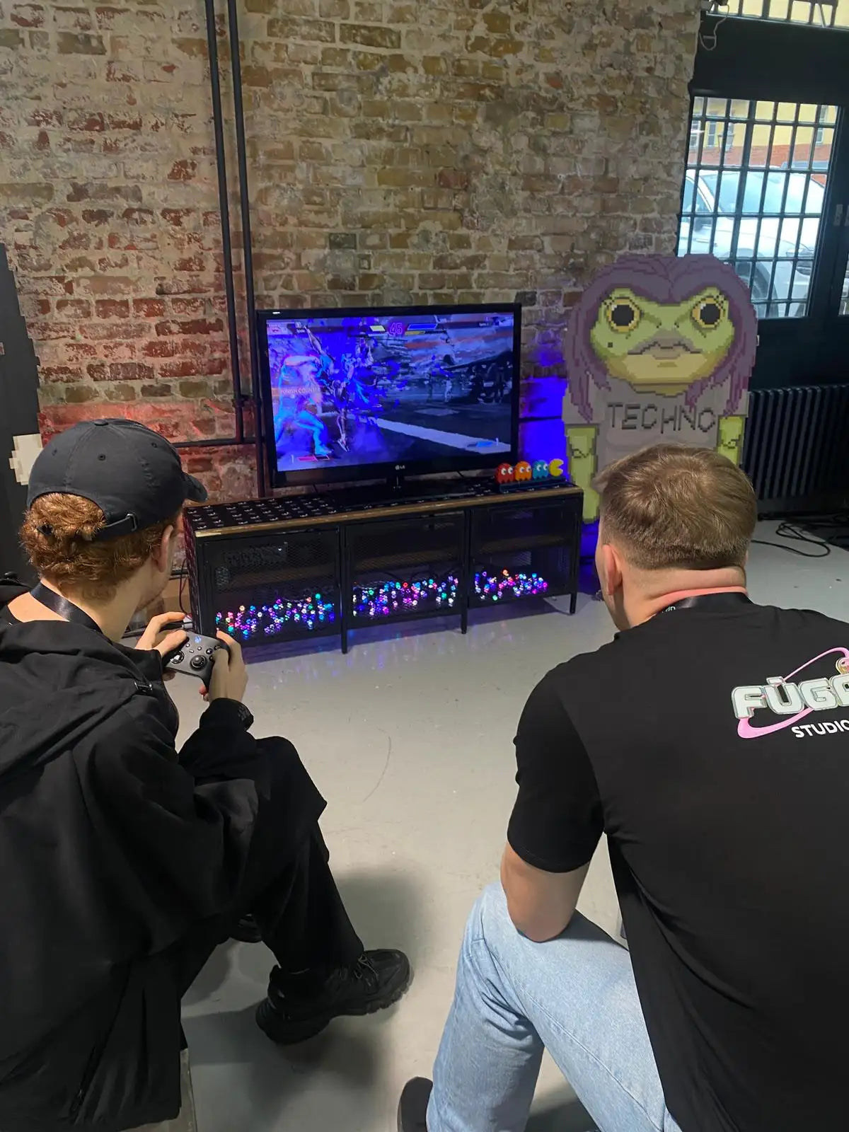 4K-Gaming-Monitor mit lebendigen blauen und lila Tönen, schlankem schwarzem Rahmen, glänzender Oberfläche.