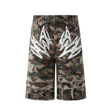 Y2K Shorts cargo com emblema de espada camuflada