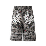 Y2K Shorts cargo com emblema de espada camuflada