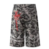 Y2K Shorts cargo com emblema de espada camuflada