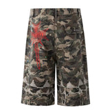 Y2K Shorts cargo com emblema de espada camuflada