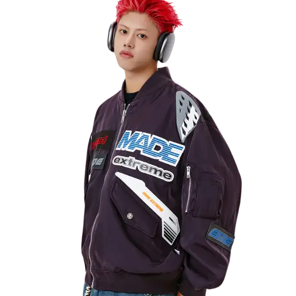 Bomberjacke mit ’made extreme’-Logo, rote Haare, Kopfhörer.