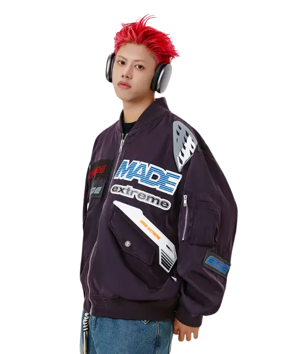 Bomberjacke mit ’made extreme’-Logo, rote Haare, Kopfhörer.
