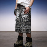 Y2K Shorts cargo com emblema de espada camuflada