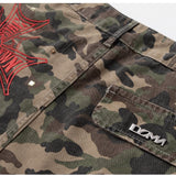 Y2K Shorts cargo com emblema de espada camuflada