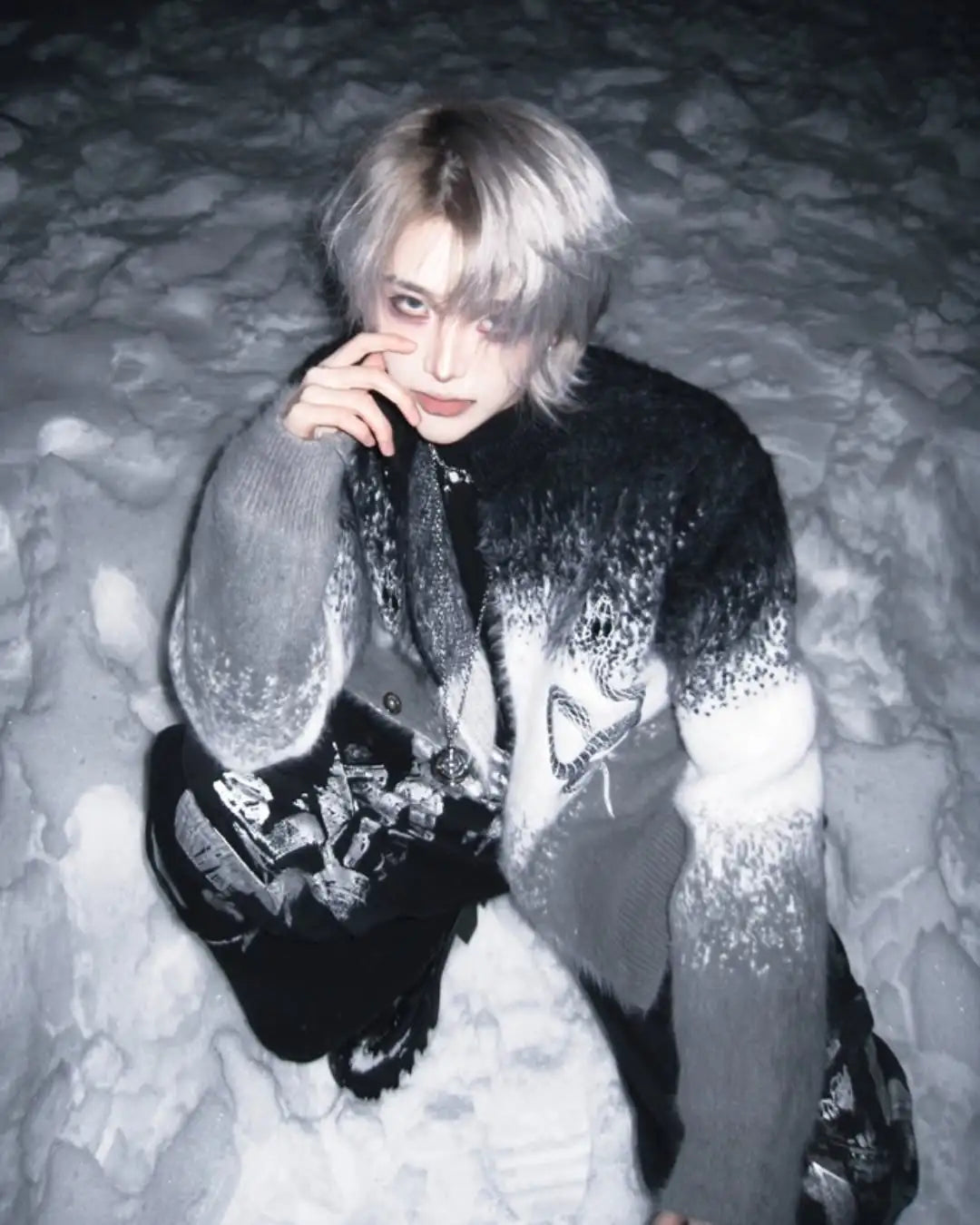 Opium Gradient Snake Cardigan aus dem Archive Sale, Lookbook im Schnee