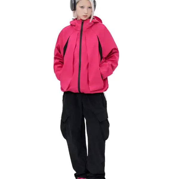 Neonrosa und schwarze Kapuzenjacke mit integrierten Kopfhörern im Design.