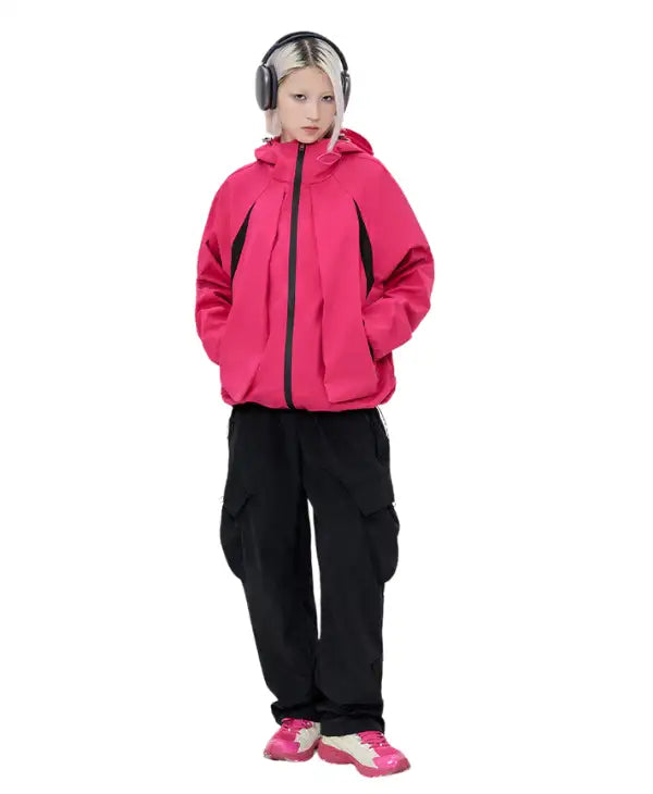 Neonrosa und schwarze Kapuzenjacke mit integrierten Kopfhörern im Design.