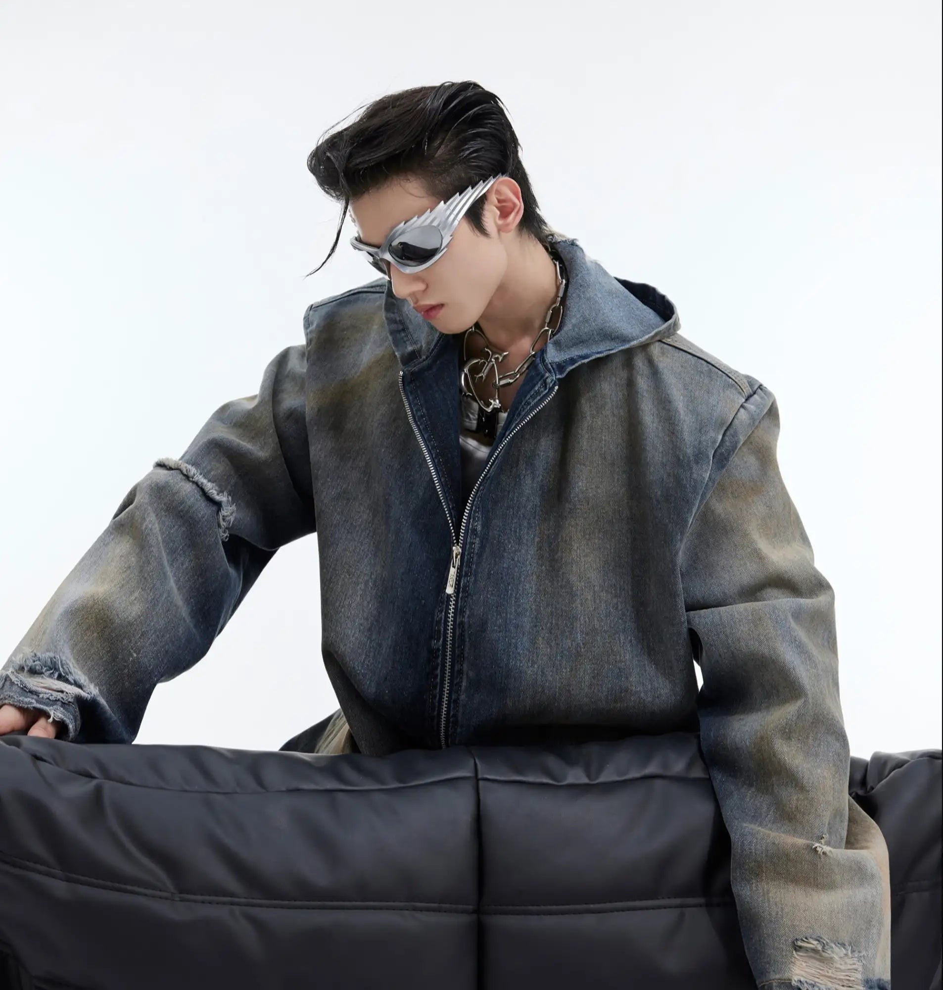 Notfall-Denimjacke mit silberner Totenkopfkette und schwarzer Stepp-Tasche.