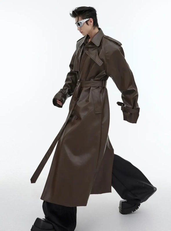 Plus Size Dark Academia Silhouette — Full Leather Coat mit struktureller Schulter und durchlaufender Vertikal-Linie
