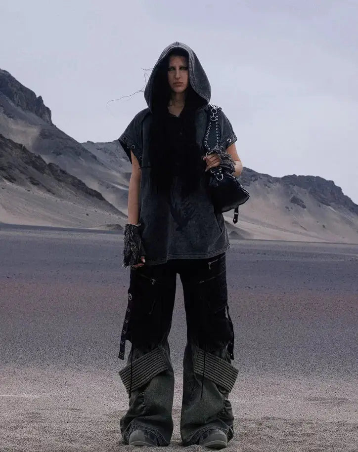 Gorpcore Outfit in desert-dystopian Setting mit Multi-Pocket Cargo
