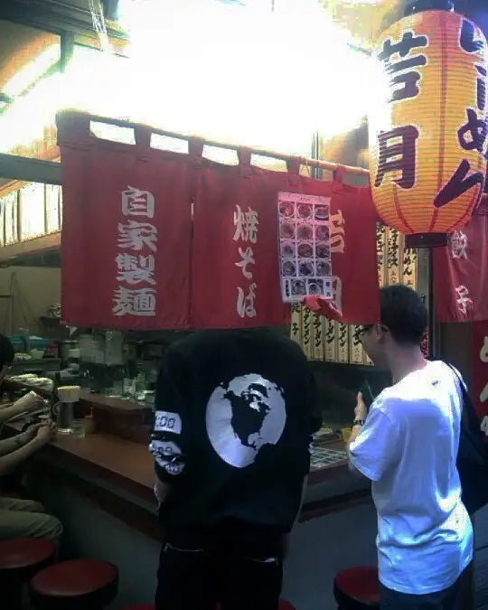 Schwarze Kapuzenjacke mit weißem Globus-Grafik auf dem Rücken